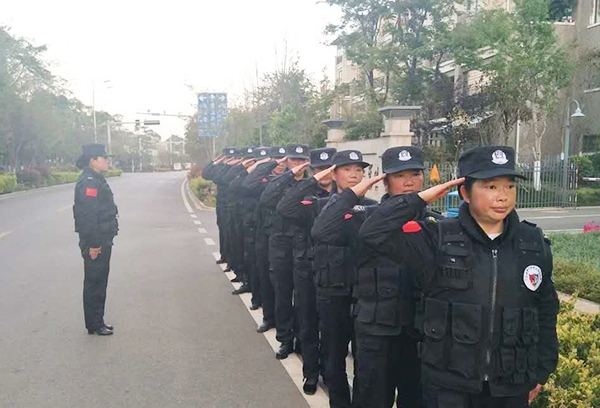 队列训练中的绅顿保安