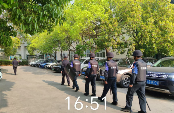 小区安全检查中的保安